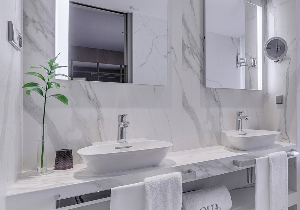 Estatuario Silk Sintered Stone Slab 125x63 room scene