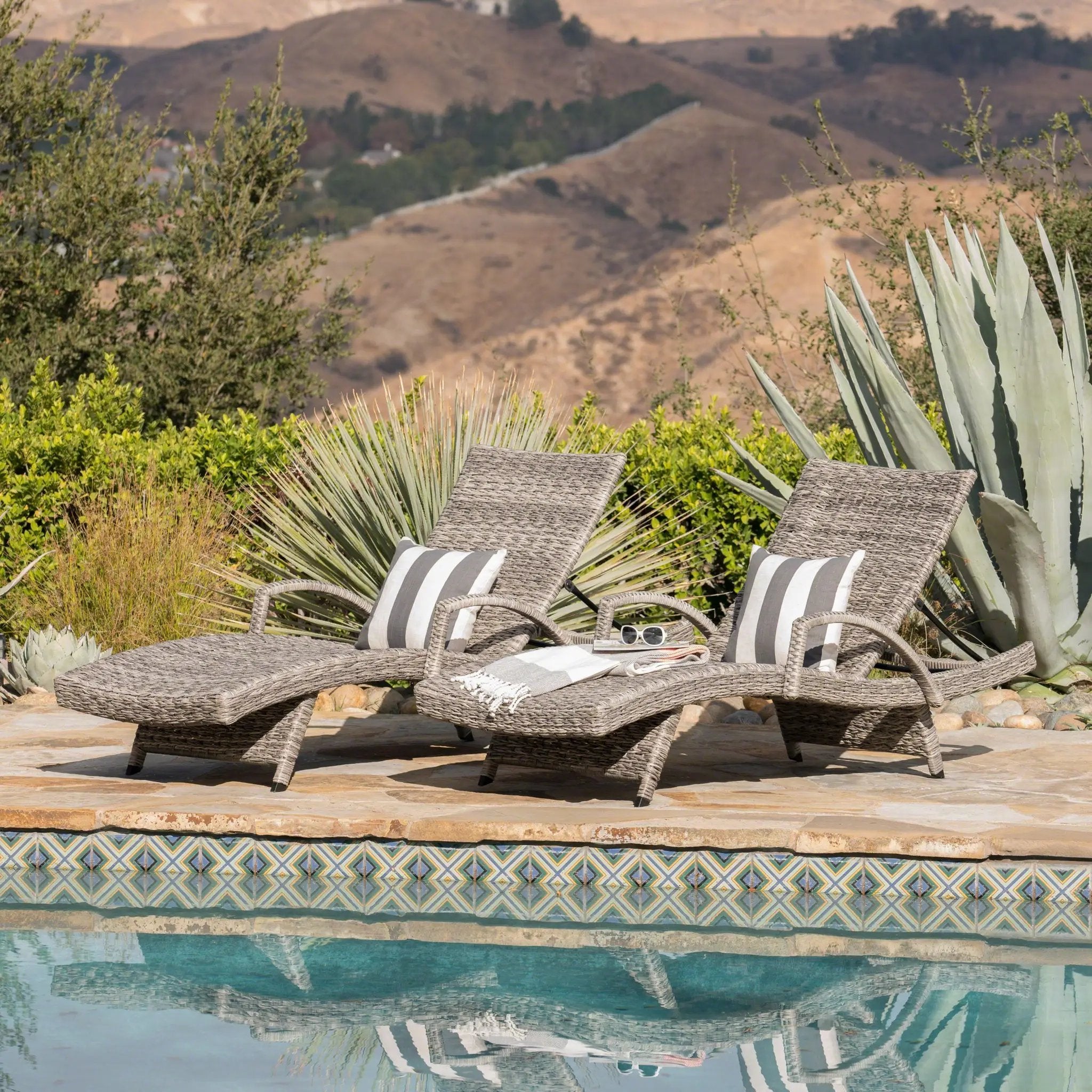 Crete Wicker Chaise Lounge by HouseOfZazla