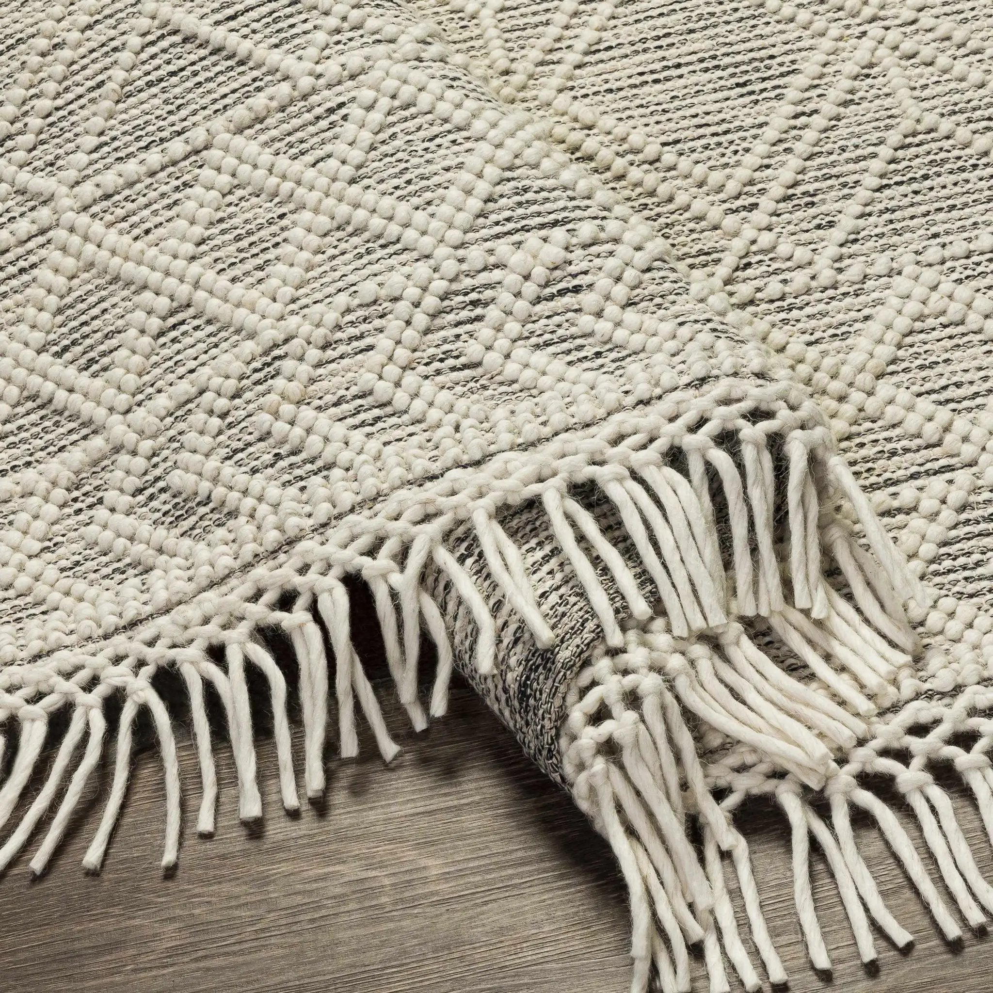 Ossun Wool Rug with Tassels by Boutique Rugs