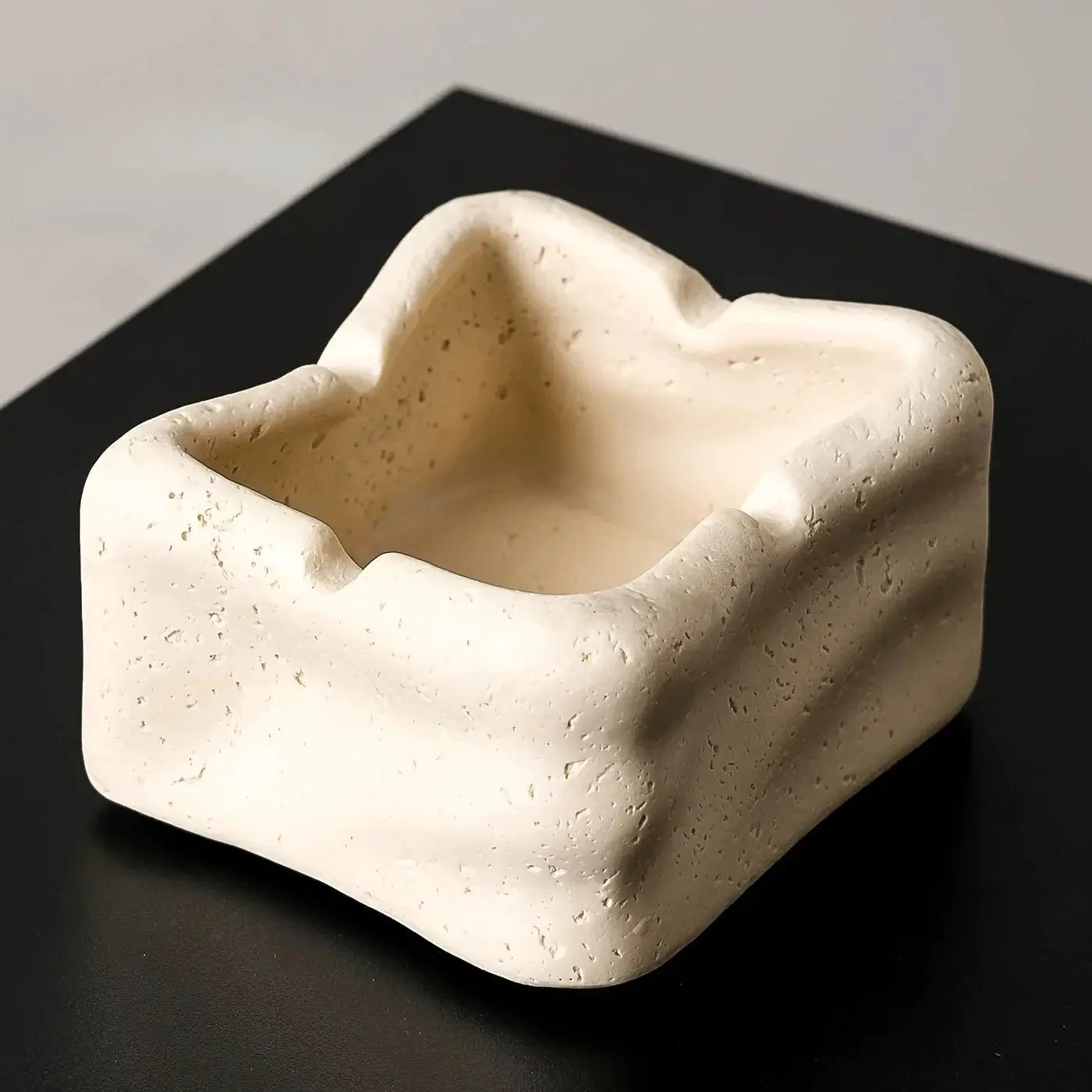 Silent Wind Desktop Ashtray Storage Tank with High-end Creativity for Home Restaurant Decoration, High-end and Sophisticated by House Of Avana