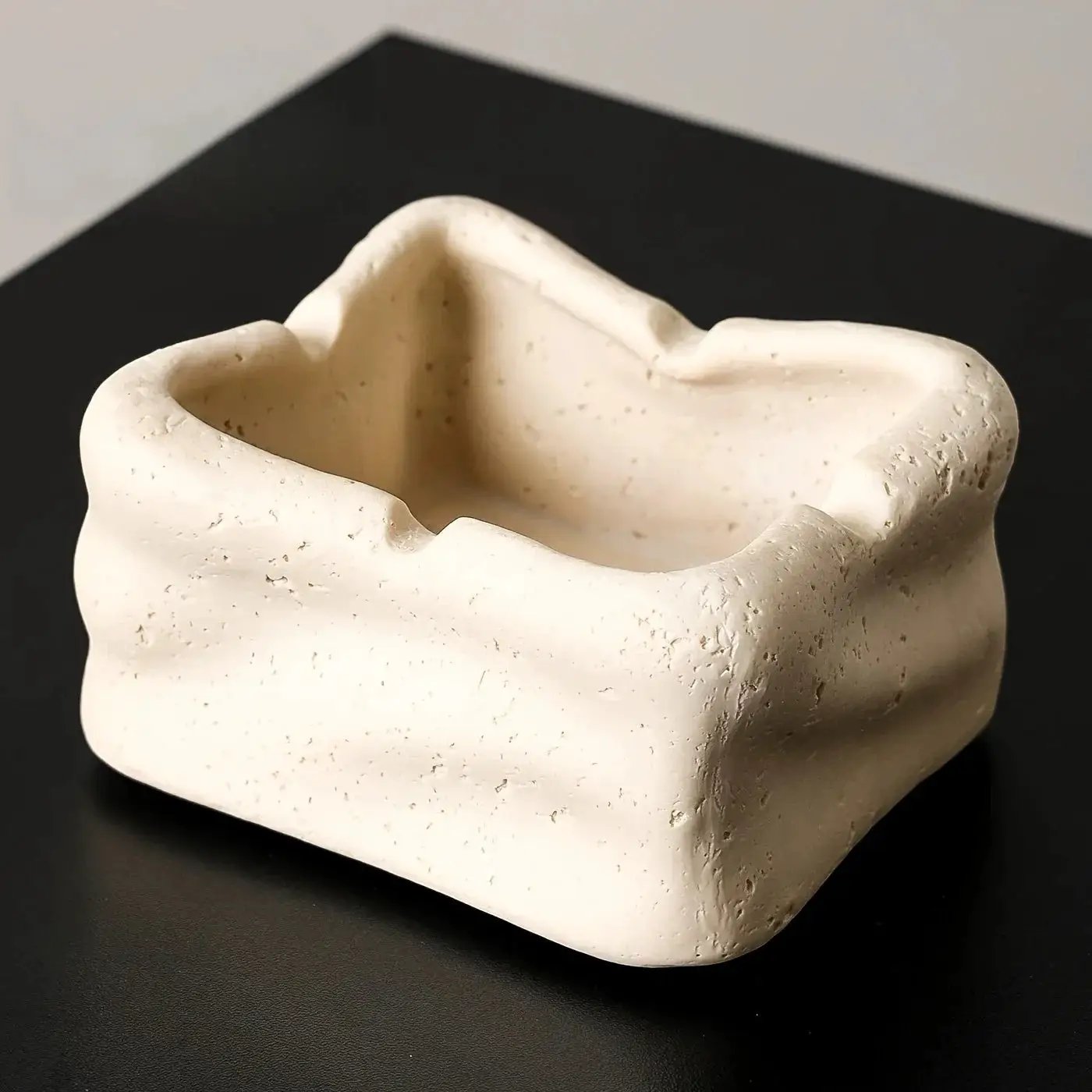 Silent Wind Desktop Ashtray Storage Tank with High-end Creativity for Home Restaurant Decoration, High-end and Sophisticated by House Of Avana